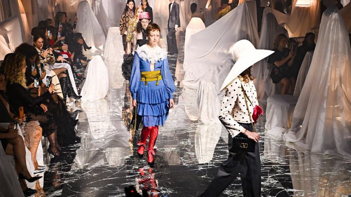 Valentino choc! La nuova collezione divide il web: geniale o disastro totale?