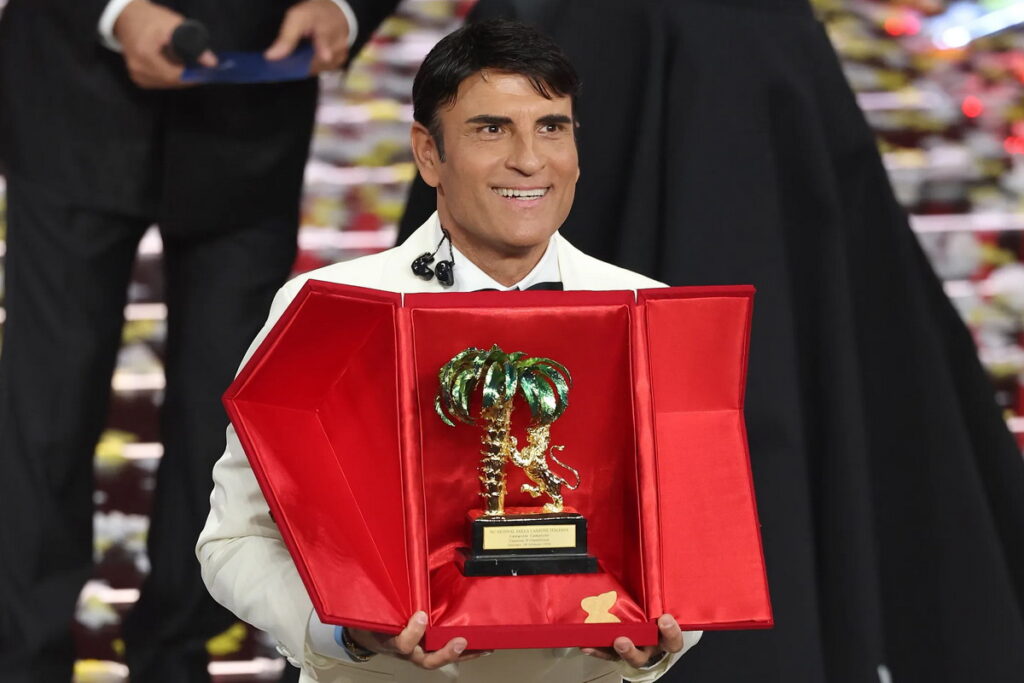 Sal Da Vinci vince Sanremo 2026 e scatena il caos: trionfo napoletano, lacrime vere e una polemica che fa vergognare